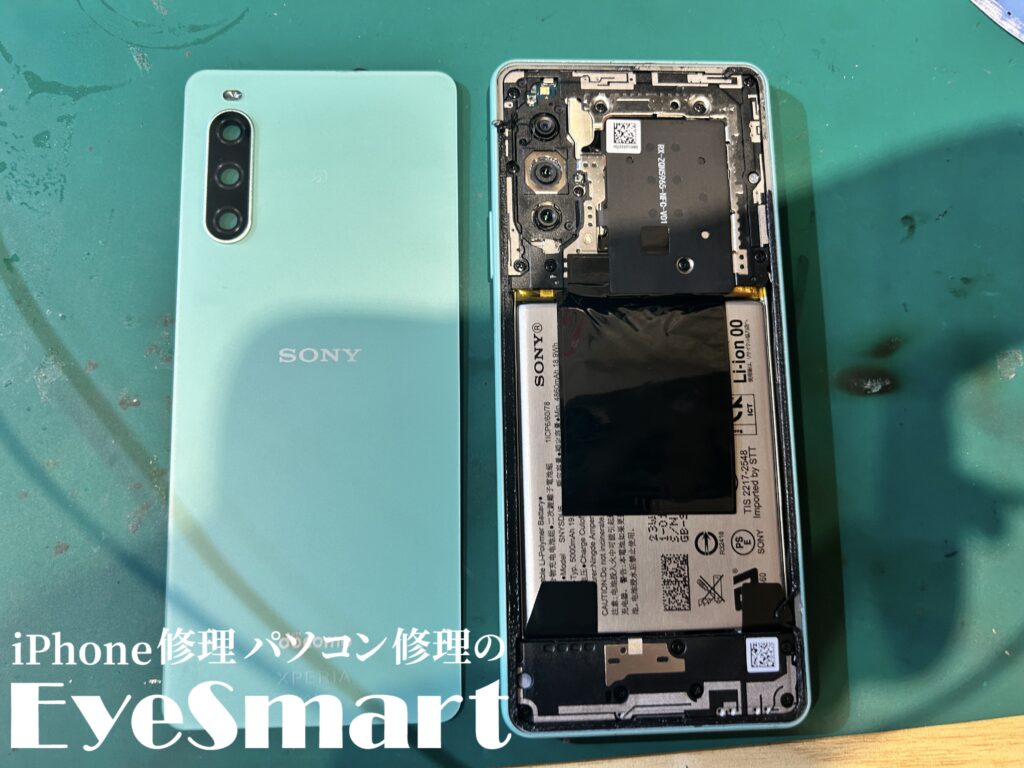 Xperia 10 IV 背面パネルを分解したところ