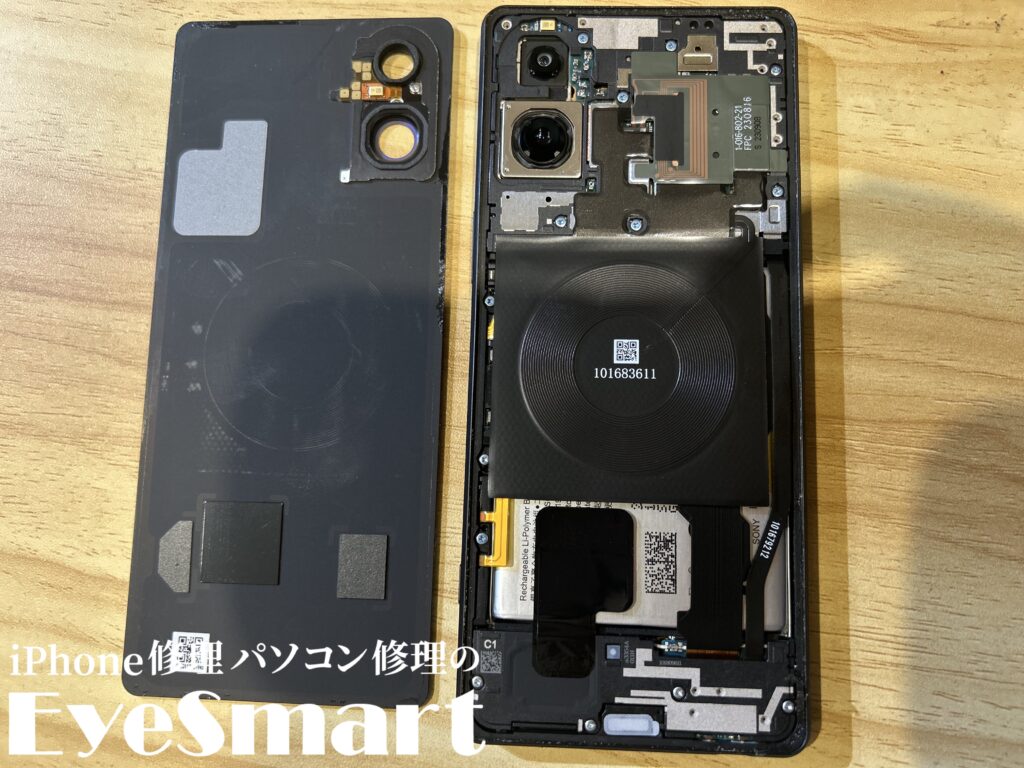 Xperia 5V 背面パネルから分解したところ