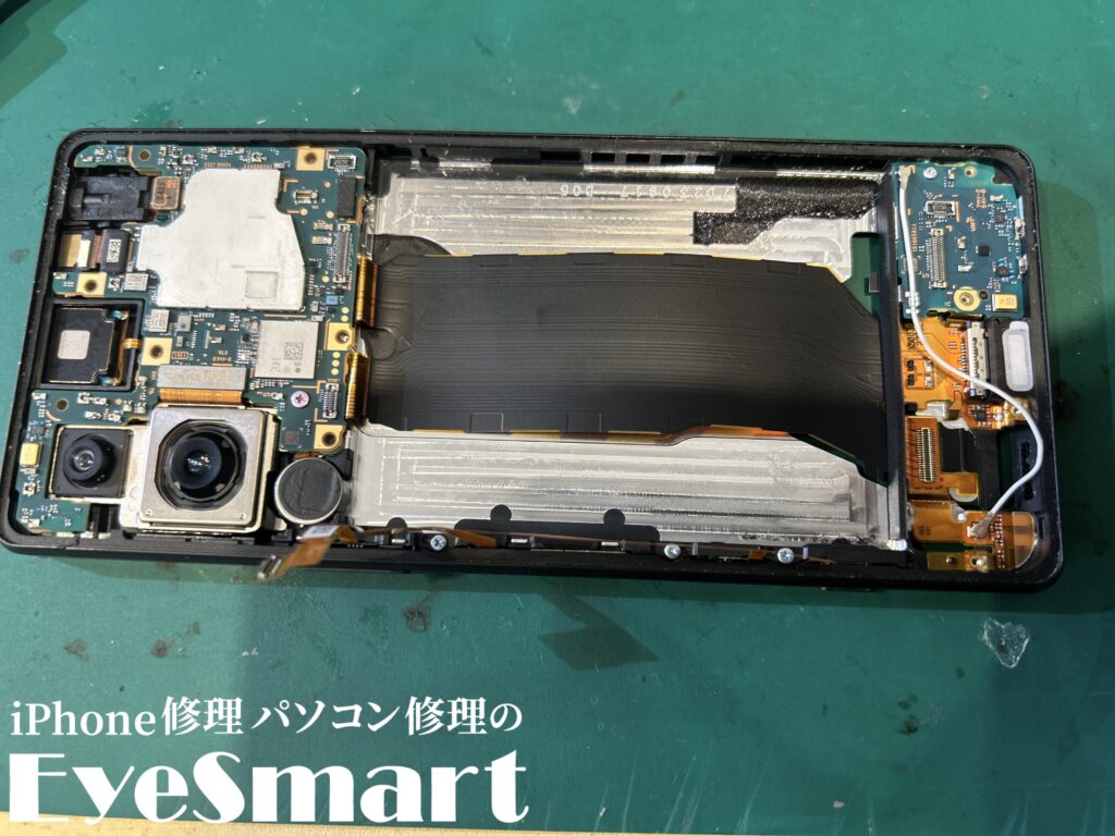 Xperia 5 V バッテリーと基板を取り外す