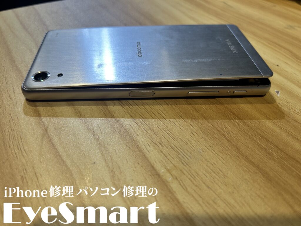 Xperia X Performance 背面が浮いてきた状態