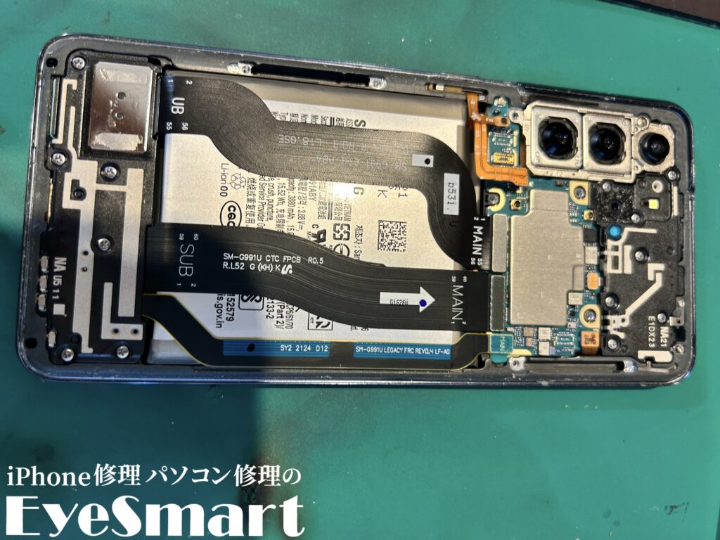 Galaxy S21 5G 基板上のブラケットを外したところ