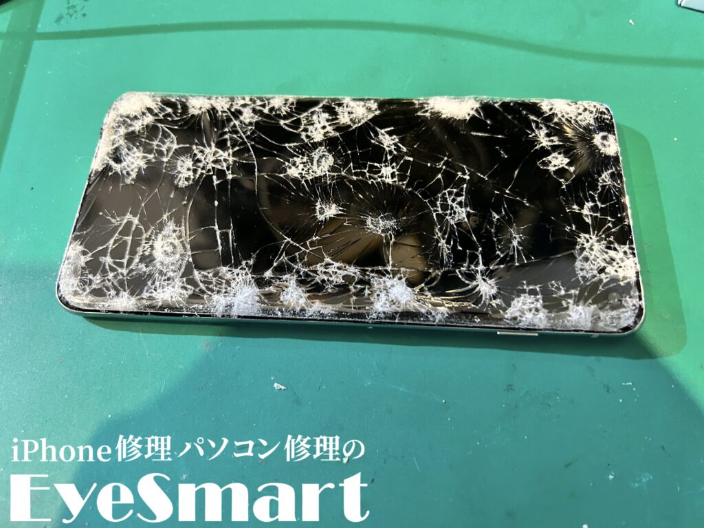 Galaxy S10 が車に踏まれて粉々に割れた画面の写真 江東区スマホ修理 EyeSmart南砂店