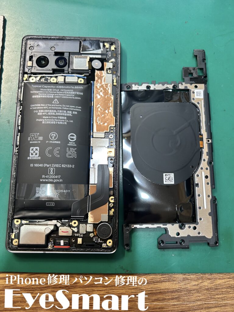 Google Pixel 7a 基板上ブラケットを取り外したところ