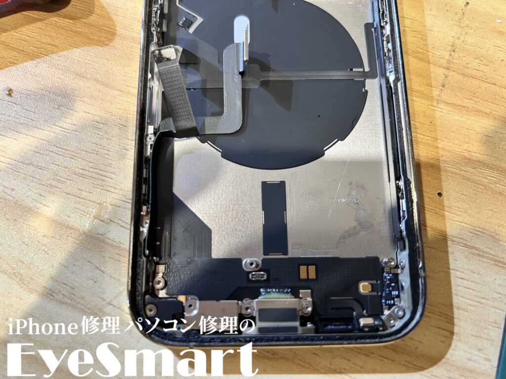 iPhone 14 Pro スピーカーやバイブレーションパーツを取り外し、故障パーツを取り外す準備をしているところ