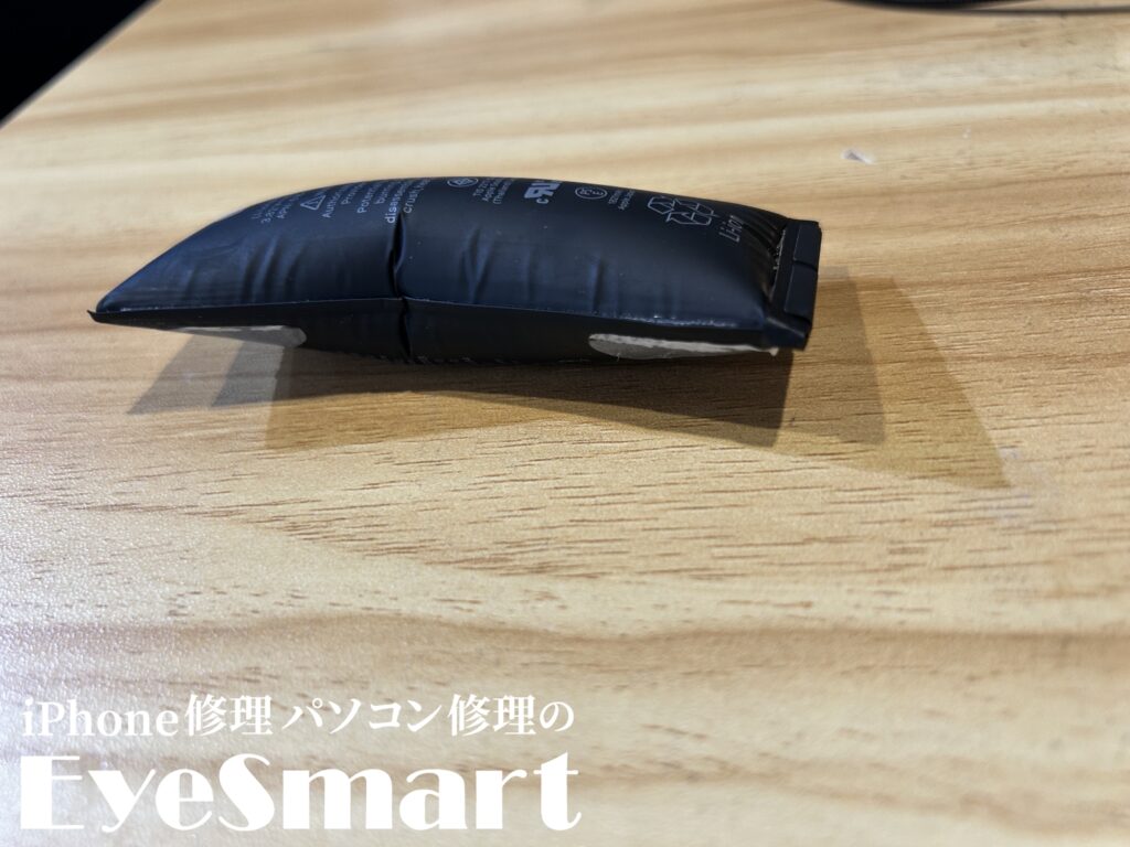 iPhone 8 バッテリーを取り外したところ