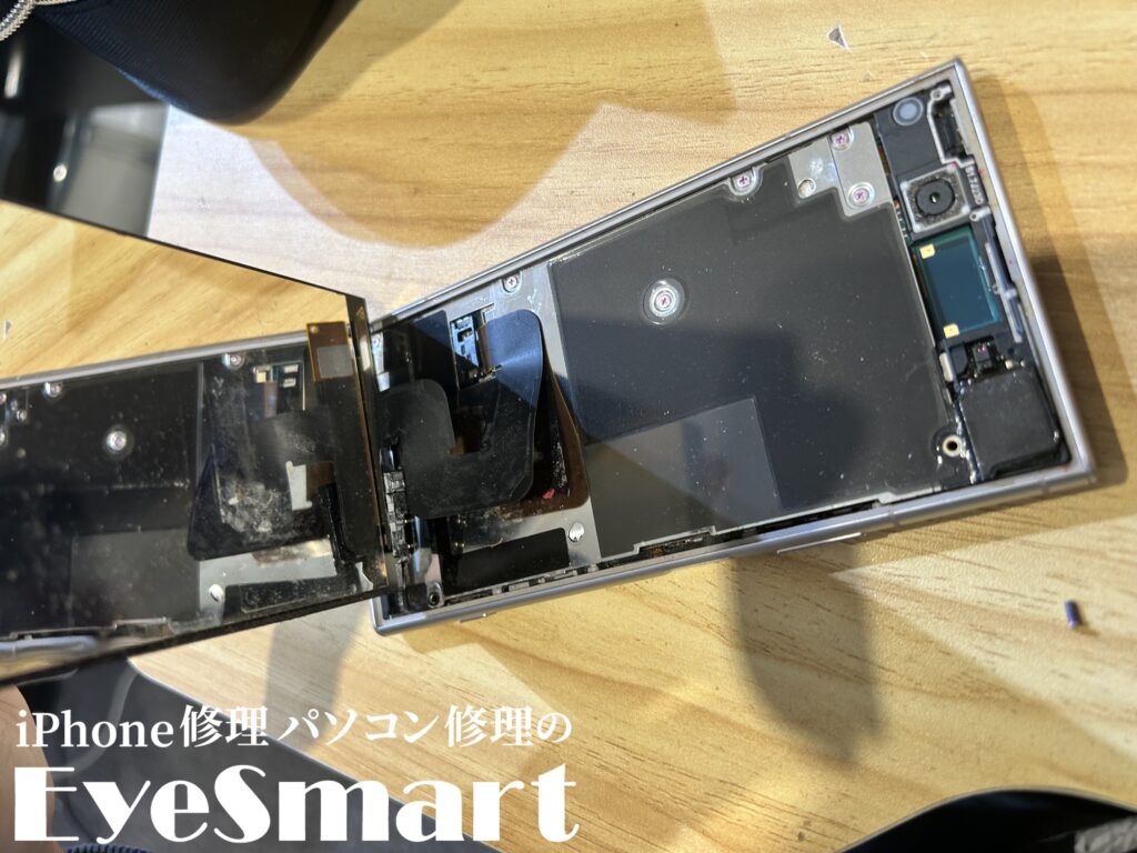 Xperia XZ1 画面から分解を行うところ