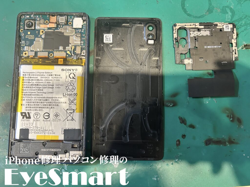 Xperia Ace III 細部まで分解を行っているところ
