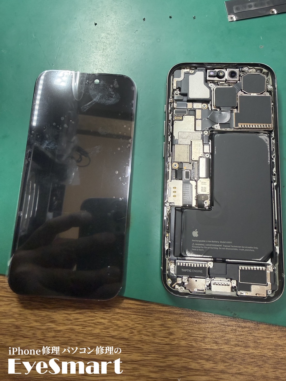 iPhone 15 Pro 画面を取り外したところ