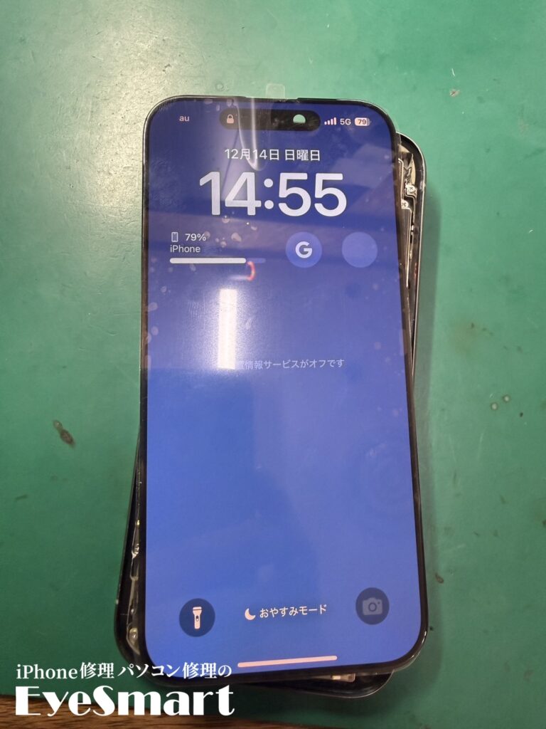 iPhone 15 Pro 新しい画面を仮付けしているところ