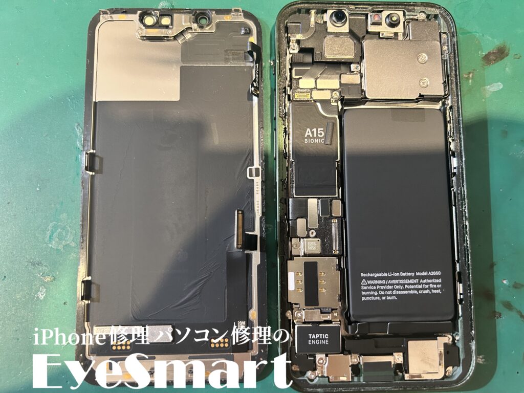 iPhone 13 mini 画面と本体を分離させてるところ