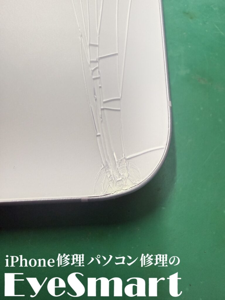 iPhone 17  割れた背面パネルを観察したところ