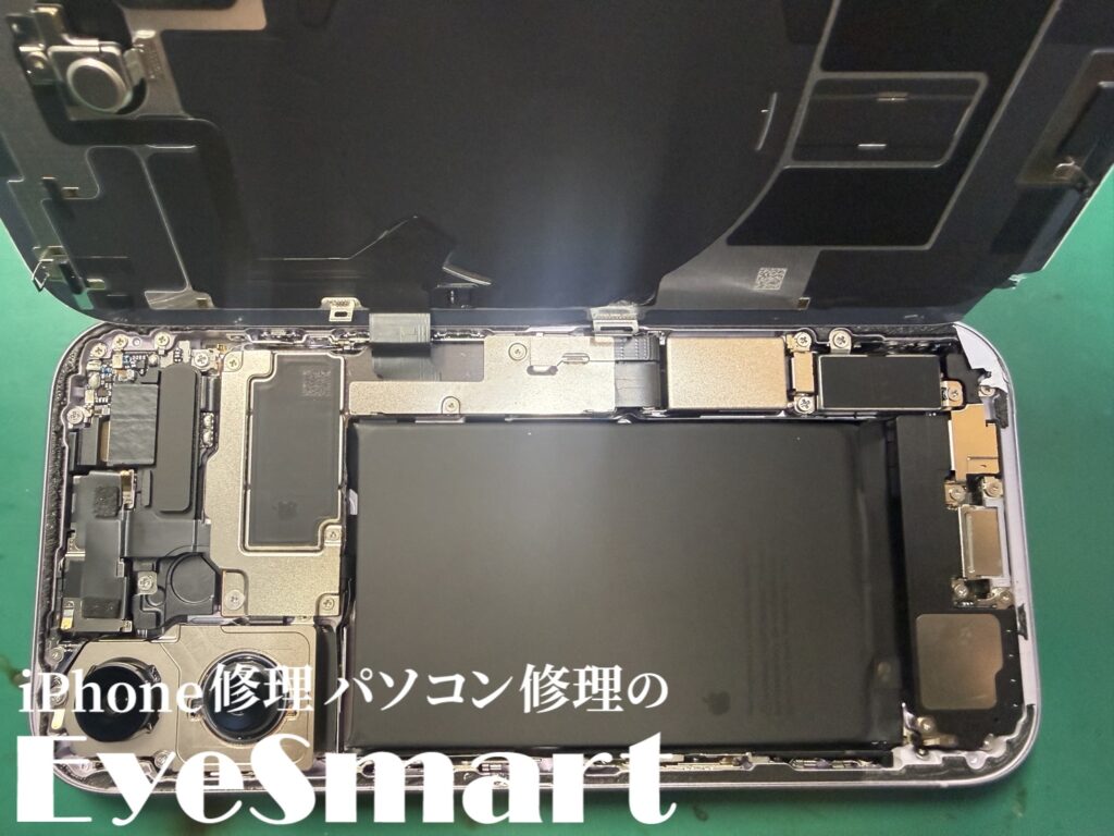 iPhone 17  背面パネルを分解していくところ