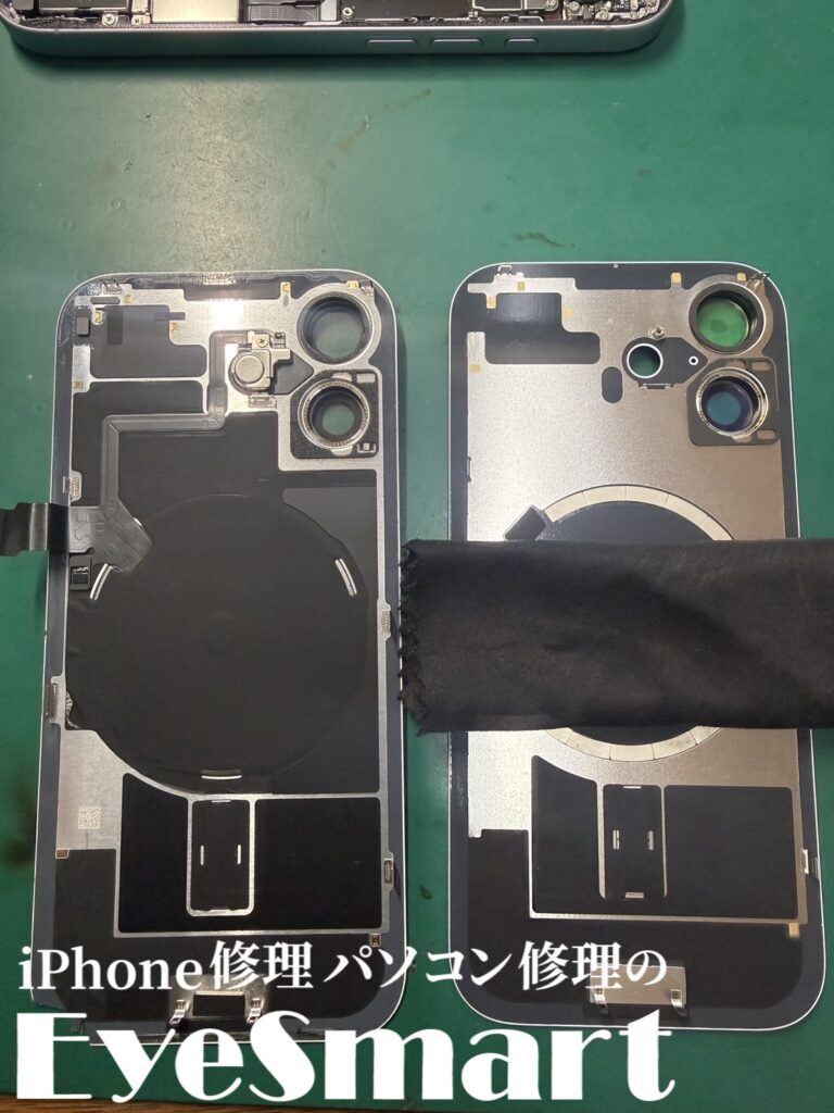 iPhone 17  壊れた背面パネルと新しいパネルを比較しているところ