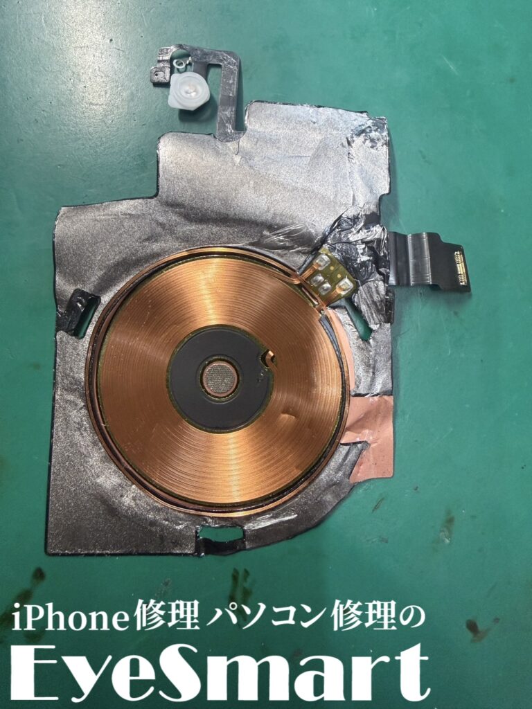 iPhone 17  ワイヤレス充電コイルを取り外したところ