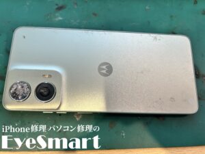 Motorola g24 上のカメラレンズが粉々に割れているところ