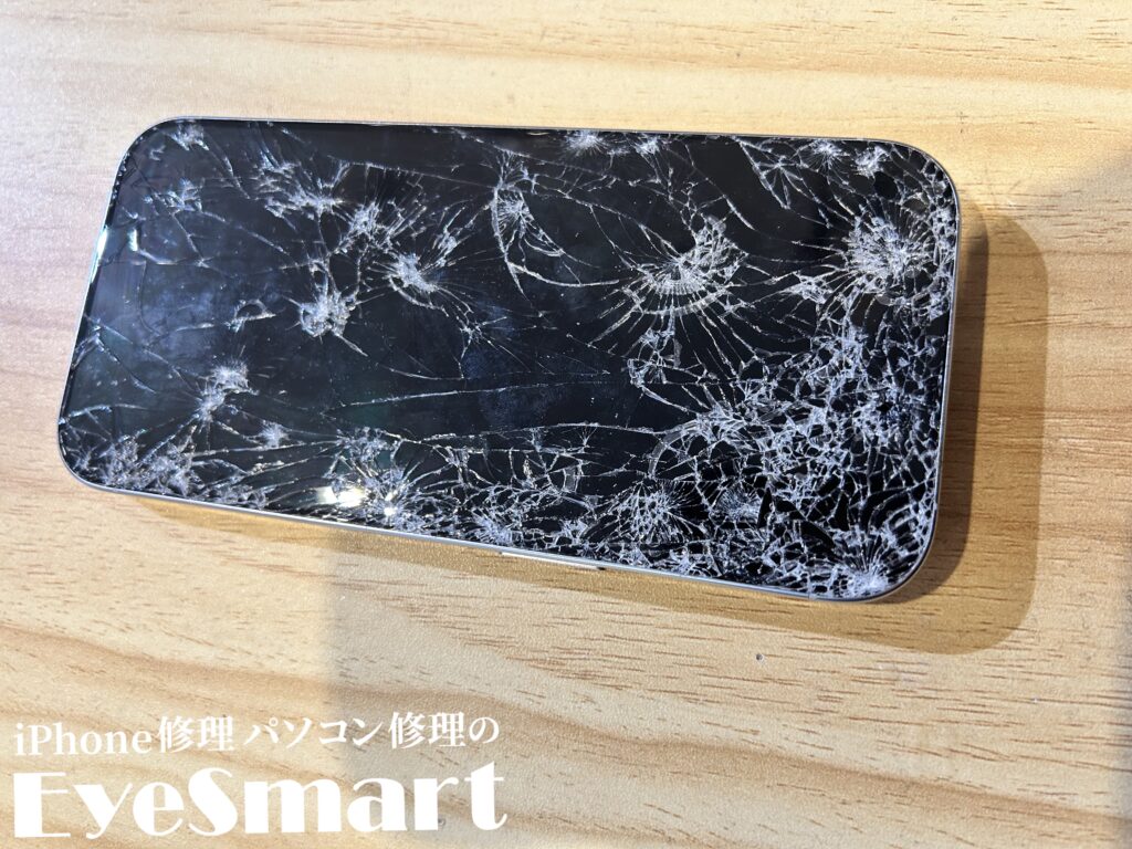 iPhone 16 Pro 画面が粉々に割れてしまっているところ
