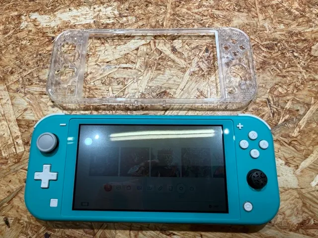 持ち込みいただいたシュルケース部品と元のSwitch lite
